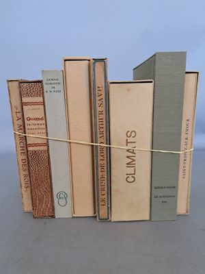 de nombreux livres empilés les uns sur les autres sur une table