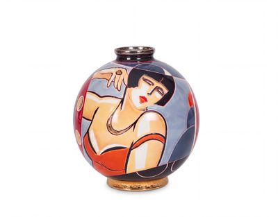 un vase avec la photo d'une femme dessus