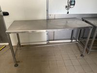 Une table en inox Dimensions : 95 x 190 x 77 cm environ