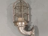 une lampe fixée sur le côté d'un mur