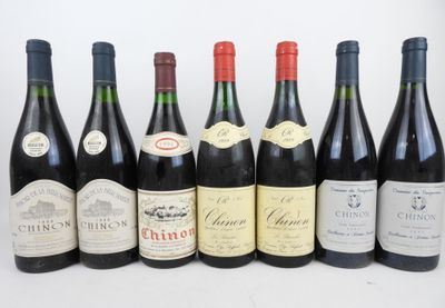 plusieurs bouteilles de vin sont alignées dans une rangée
