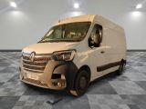 une camionnette blanche garée sur un sol en damier