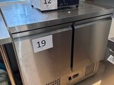 deux fours posés sur un plan de travail dans une cuisine