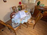 une table de salle à manger sur laquelle sont posés tout un tas de papiers