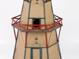 une petite maquette en bois représentant un phare au toit rouge