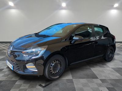 une voiture noire est garée sur le sol en damier d'un garage