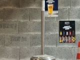 une photo représentant une borne d'incendie et des cônes posés sur un comptoir