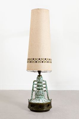 une lampe verte munie d'un abat-jour blanc