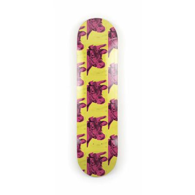 un skateboard orné de fleurs roses sur fond jaune