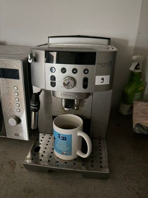 une cafetière et une tasse à café sur le plan de travail