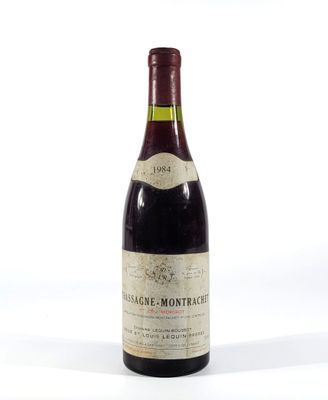 une bouteille de vin posée sur une table
