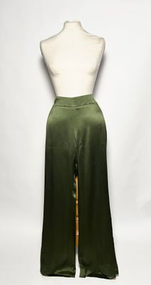 un gros plan sur le torse d'un mannequin vêtu d'une jupe verte