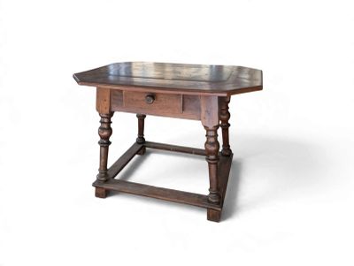 une petite table surmontée d'un tiroir