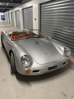 une voiture argentée garée dans un garage