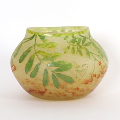 JOLI PETIT VASE "AUBÈPINES" de DAUM NANCY, XXème