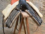 une photo représentant une paire de gants et un bonnet posés sur un trépied