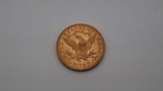 Une pièce de monnaie en or à valeur faciale de cinq dollars USA L...