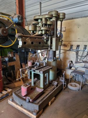 une photo d'un atelier d'usinage avec de nombreux outils