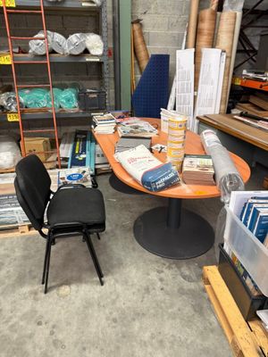 un bureau avec une chaise et une bibliothèque en arrière-plan