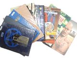 un grand nombre de livres posés sur une table
