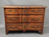 une commode en bois dotée de poignées et de tiroirs ouvragés