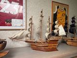 une table sur laquelle se trouvent un bol de fruits et un bateau
