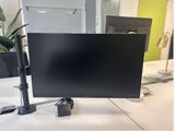 un écran d'ordinateur posé sur un bureau sur lequel se trouve un autre écran