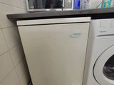 un lave-linge et un sèche-linge dans une petite pièce