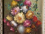 une photo d'un tableau de fleurs dans un cadre doré