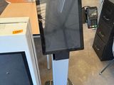 beaucoup d'appareils électroniques posés sur le sol