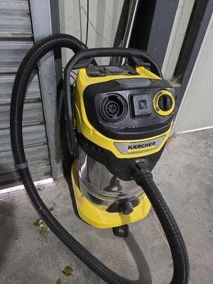 un aspirateur jaune et noir posé par terre