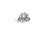 gros plan d'une bague en diamant sur fond blanc