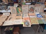 une table sur laquelle sont posés de nombreux livres, dans une pièce