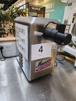 une machine posée sur une table dans un magasin