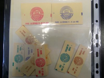 une photo montrant un tas de timbres posés sur une feuille de papier