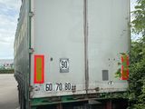 un camion garé sur le côté de la route