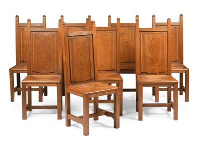 six chaises en bois alignées les unes contre les autres