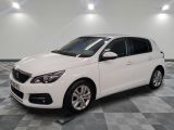 la voiture blanche est garée sur un carrelage à carreaux