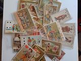 une pile de vieilles cartes à jouer posée sur une table