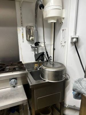 une cuisine avec un évier et une cuisinière