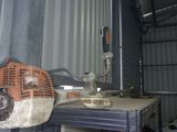 une photo montrant une tronçonneuse et un souffleur posés sur une table