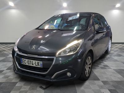 la voiture grise est garée dans le garage sur le sol en damier