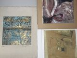 trois tableaux accrochés au mur d'une pièce : l'un est un tableau et l'autre est un tableau