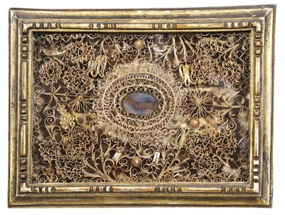 RELIGIOSA, XIXème - RELIQUAIRE à paperolles avec médaillon d…