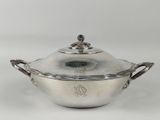 une cocotte ancienne en métal argenté, munie de poignées
