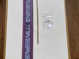 une règle et une règle posées sur une table à côté d'une feuille de papier