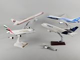 quatre maquettes d'avions exposées sur une table