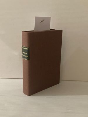 un livre marron contenant une carte, posé sur une table