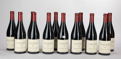 six bouteilles de vin rouge alignées