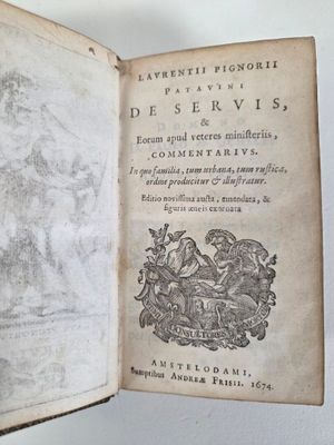 un livre ouvert sur lequel figure le dessin d'un homme à cheval dans une calèche